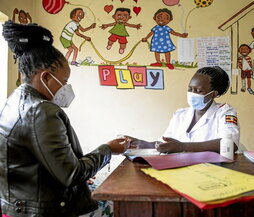 Una mujer es atendida en una escuela en Uganda.