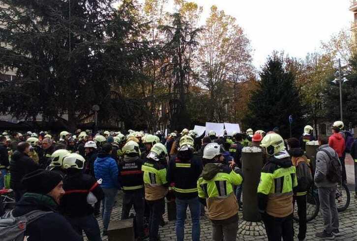 Bomberos de toda la CAV se han concentrado ante las Juntas Generales de Araba.