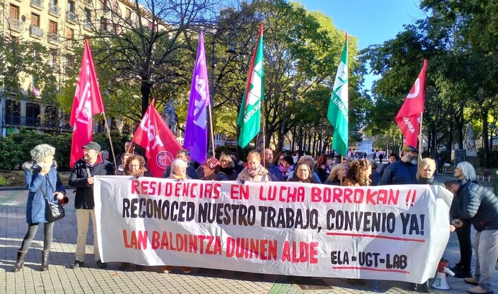 Varios sindicatos se han concentrado ante el Parlamento de Nafarroa para exigir un convenio justo para el sector de las residencias.