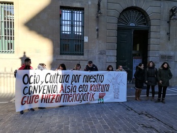 Representantes de CCOO, UGT, ELA y LAB se han concentrado este jueves frente al Departamento de Cultura del Gobierno de Nafarroa.