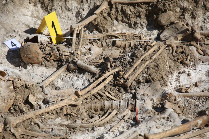 Restos humanos exhumados en la fosa común de Paternain.