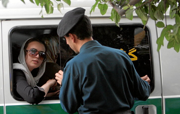 Una mujer iraní, detenida por una patrulla de la policia de la moralidad, en una imagen de 2007.