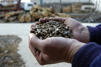 Pellets fabricados con restos de madera y serrín.