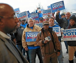 El demócrata Raphael Warnock (i), en un acto con sus seguidores en Atlanta, Georgia.