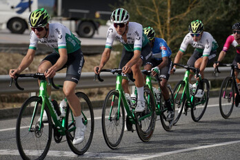 Andoni Lopez de Abetxuko, erdian, Caja Rural-RGA taldeko maillotarekin. 