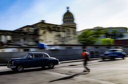Viejos vehículos por las calles de La Habana.