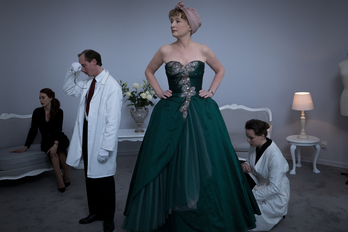 Lesley Manville probándose vestidos en Chez Dior.