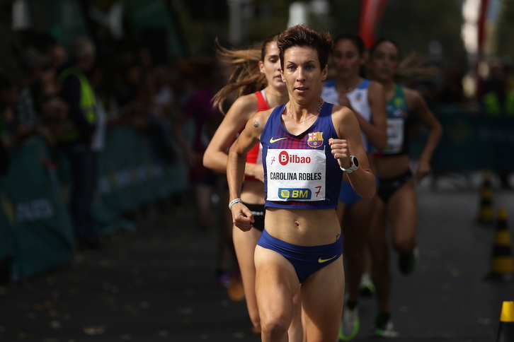 Ikerlana eliteko atleten entrenamenduen erritmo ezberdinetan zentratzen da. Irudian, Carolina Robles eliteko atleta Bilboko lasterketa batean.