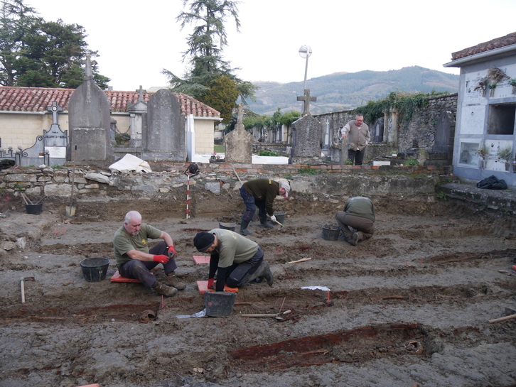 Exhumación de más víctimas del franquismo en el cementerio de Urduña.
