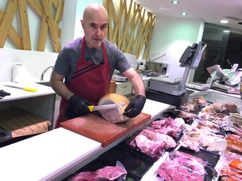 José Manuel Estévez, en el mostrador de su carnicería de carne ecológica en Ordizia. 