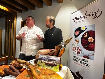 El cocinero del asador Aratz, Xabier Zabaleta, y el representante de Basatxerri, Iñigo Azkoitia, en la presentación realizada en el restaurante donostiarra. 