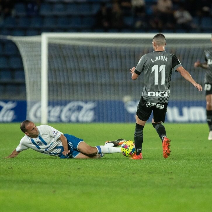 Luis Rioja pelea por un balón con un rival del Tenerife.