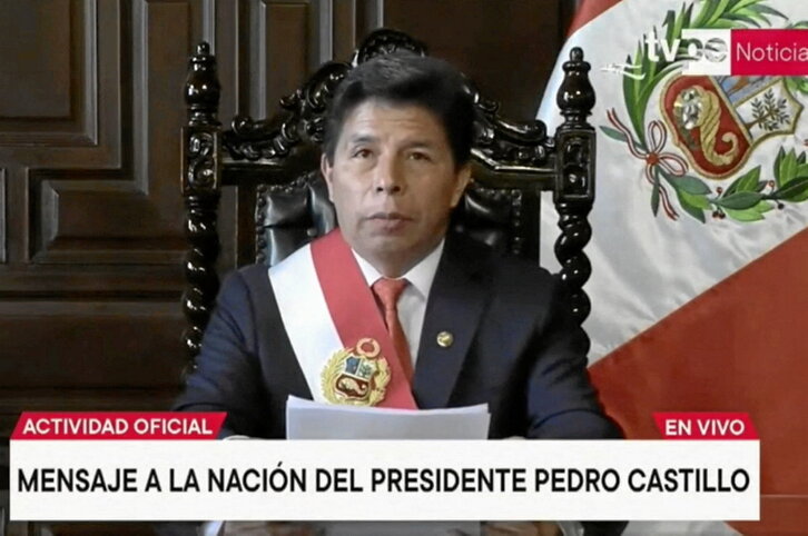 Castillo anunció la disolución del Parlamento. Poco después fue destituido y detenido.