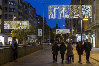 Iluminación navideña en Iruñea, que ha elevado el gasto un 30%. 