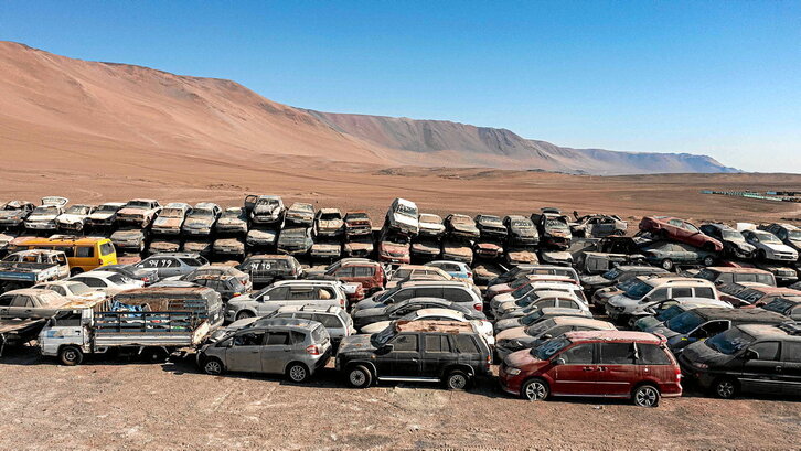 Ehunka ibilgailu pilatuta Atacamako basamortuan.