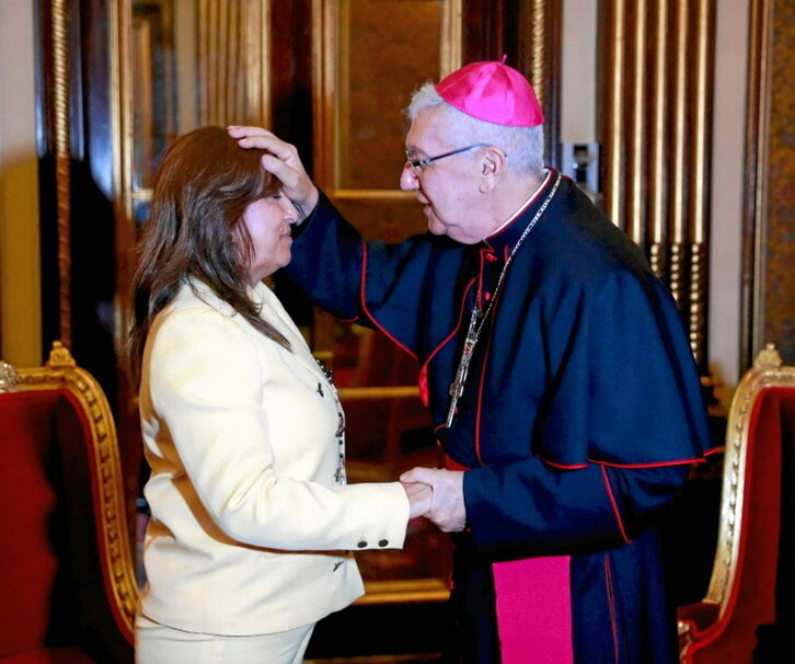 Arzobispo de Lima bendice a Dina Boluarte.