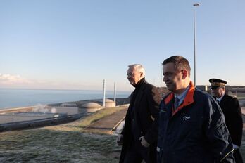Bruno Le Maire, ministro de Economía, y el directivo de EDF, Luc Rémont, de visita en Penly, uno de los reactores a la espera de arrancar.