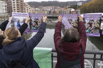 Miembros de ELA han encartelado el puente del Arenal, en Bilbo.