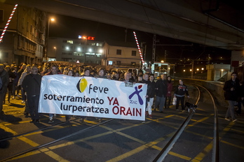 Manifestación en Zorrotza por el soterramiento de las vías del tren en 2017, después de la muerte de una mujer arrollada por un tren.