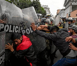 Manifestantes reclaman la libertad de Castillo hacen frente a la Policía en Lima.