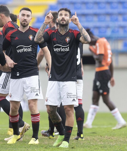 Rubén García dedica el gol al delantero del CD Fuentes, Luismi, fallecido el jueves.