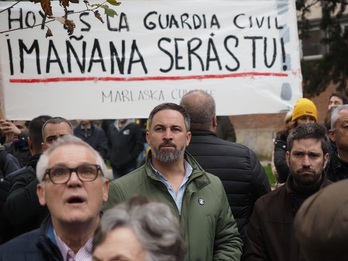 Santiago Abascal, en la concentración de apoyo a la Guardia Civil en Iruñea.