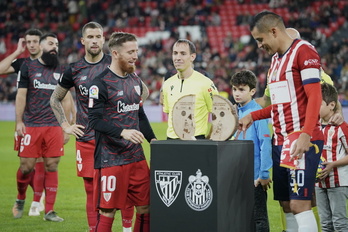 Muniain ante el trofeo Árbol de Gernika junto al capitán de Chivas.