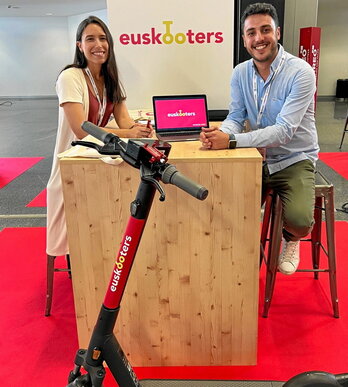 Leticia Alonso y Kike Sampedro son dos de los responsables del servicio de alquiler de patinetes eléctricos Euskooters.