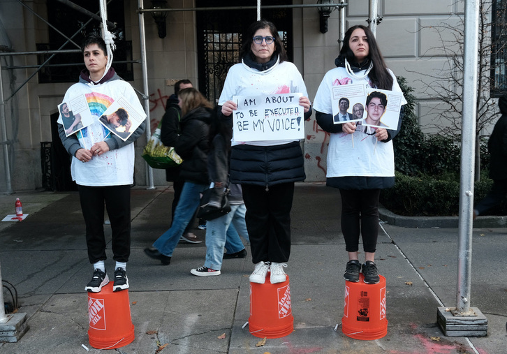 Protesta contra las ejecuciones ante la embajada iraní en Nueva York.