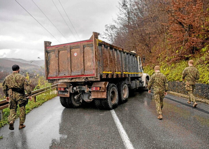 Soldados de la OTAN se dirigen a una barricada.