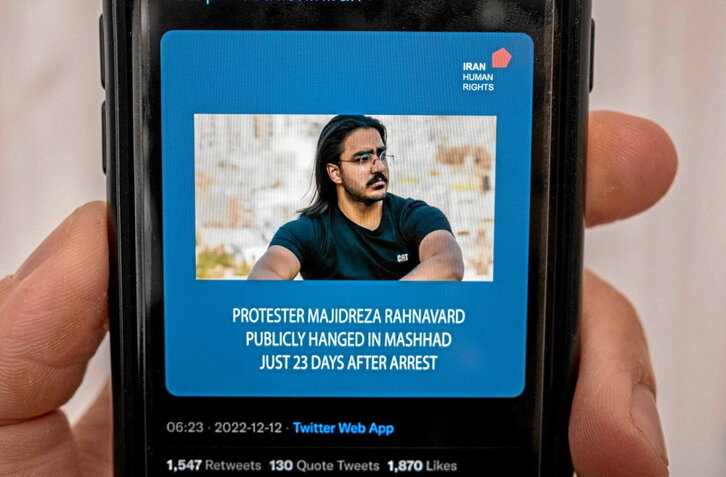 Un mensaje en un teléfono móvil sobre la ejecución de Majidreza Rahnavard.