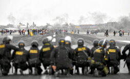 La Policía toma posiciones en el aerpuerto internacional de Arequipa, ocupado por manifestantes defensores de Pedro Castillo.