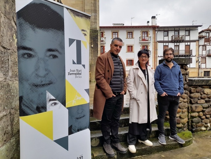 Oier Guillán, Agurtzane Solaberrieta eta Haritz Azurmendi, bekaren sarituen aurkezpenean, Usurbilen.