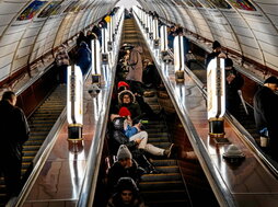 Jendea, Kieveko metroan babestuta, alerta batean.