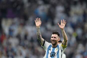 Messi celebra con sus compañeros el pase a la final.