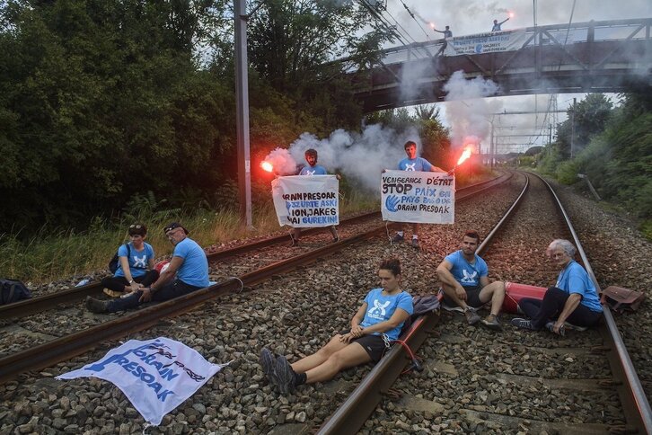 Los artesanos por la paz ocuparon las vías del tren en Tarnos, el pasado 23 de julio, (@artisans_paix)