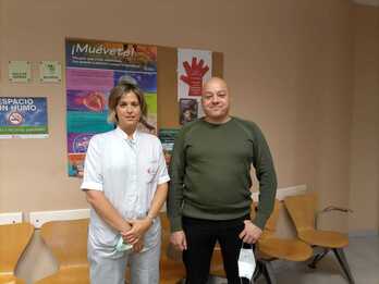 La enfermera Arantza de Miguel y el galardonado médico Iván Vergara, en el centro de salud de Sartaguda.