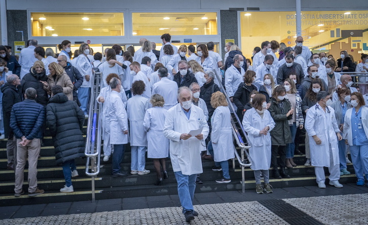 Concentración de los médicos de la OSI de Donostia.