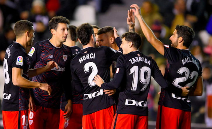 Los jugadores del Athletic celebran el gol de Guruzeta ante el Burgos.