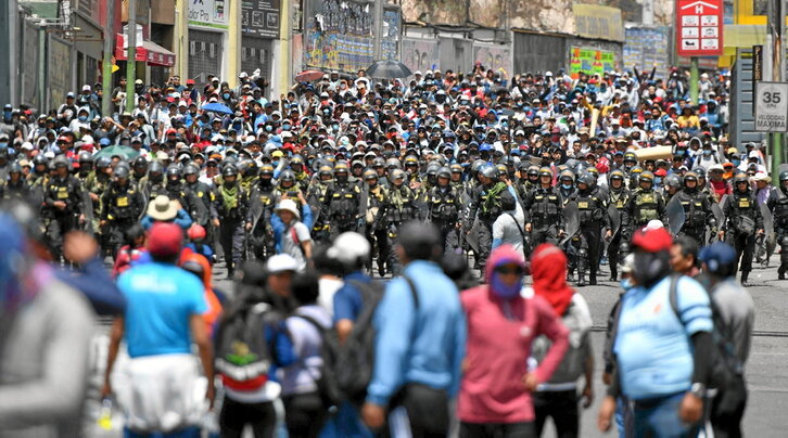 Policías rodean una marcha a favor de Pedro Castillo en Arequipa.