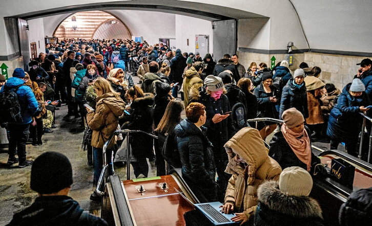 Residentes de Kiev se refugian en el metro durante uno de los ataques.