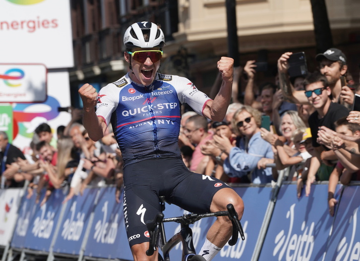 Remco Evenepoel, Donostian, garaipena ospatzen.