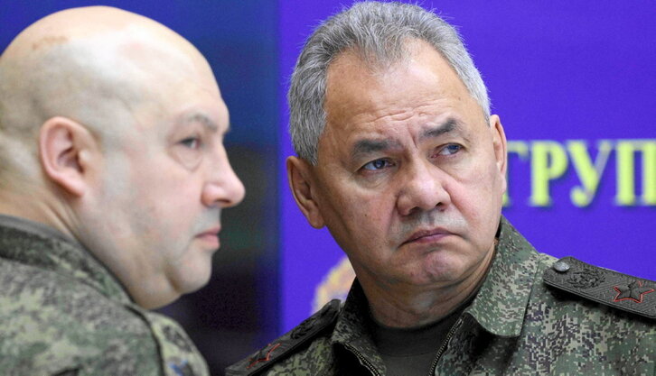 Sergei Surovikin, comandante de la operación militar rusa en Ucrania, con Sergei Shoigu, ministro de defensa de Rusia.