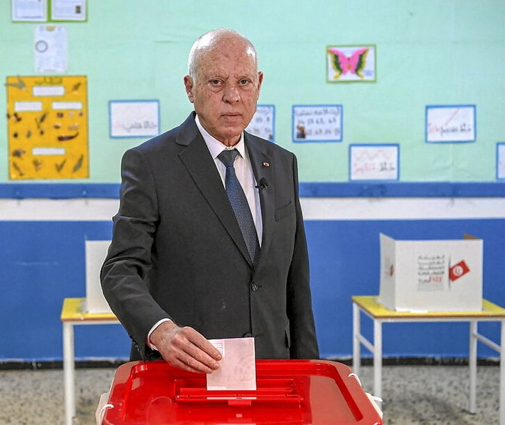 Kais Saied, en el poder desde 2019, depositando el voto.