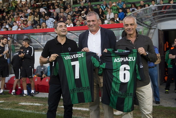 Homenaje a Valverde y a Jon Aspiazu, segundo entrenador, en Las Llanas en 2016.