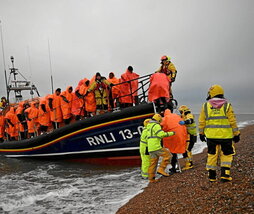 Varias personas son ayudadas a desembarcar en Dungeness.