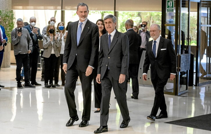 El presidente del Tribunal Constitucional, Pedro González-Trevijano, junto a Felip VI en una imagen de abril.