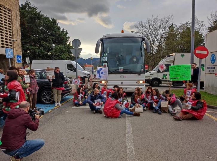 Trabajadoras han cerrado el acceso al Hospital de Galdakao a modo de protesta.