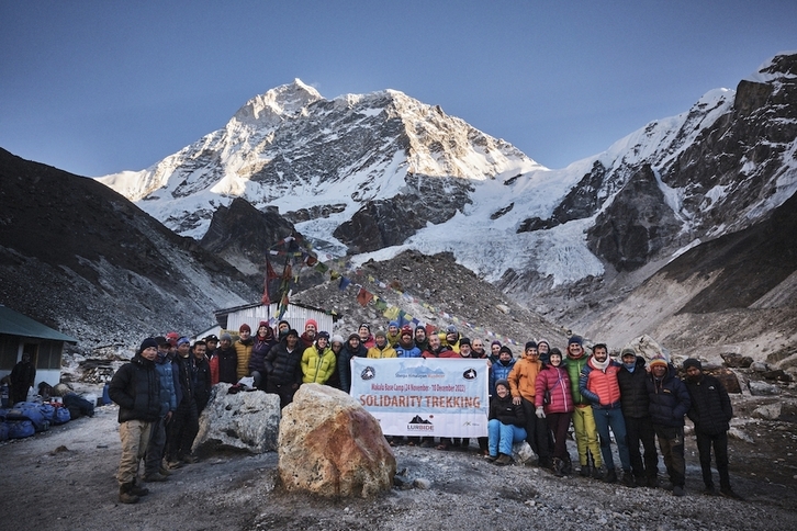 El grupo de la Experiencia Solidaria al Makalu 2022, en el campo base de la quinta montaña más alta del mundo.