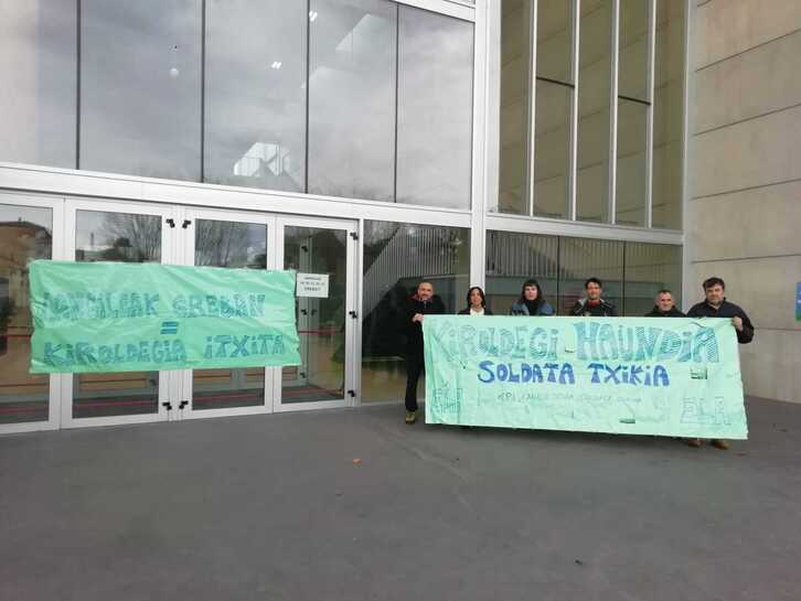 Trabajadores del polideportivo de Urnieta, a las puertas de la instalación. 
